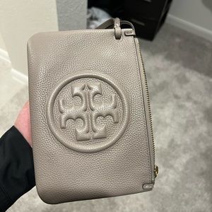 Tory burch bombe wristlet